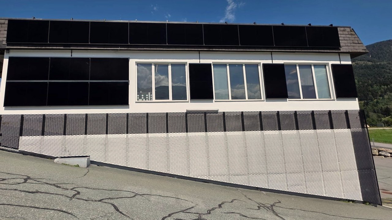 Photovoltaik-Module an der Südfassade eines Betriebsgebäudes im Gailtal, montiert von ELMETIC Photovoltaik-Module an der Südfassade eines Betriebsgebäudes im Gailtal, montiert von ELMETIC