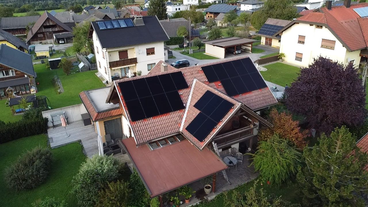 Einfamilienhaus bei Villach mit Photovoltaik auf drei Dachflächen, Drohnenaufnahme von ELMETIC