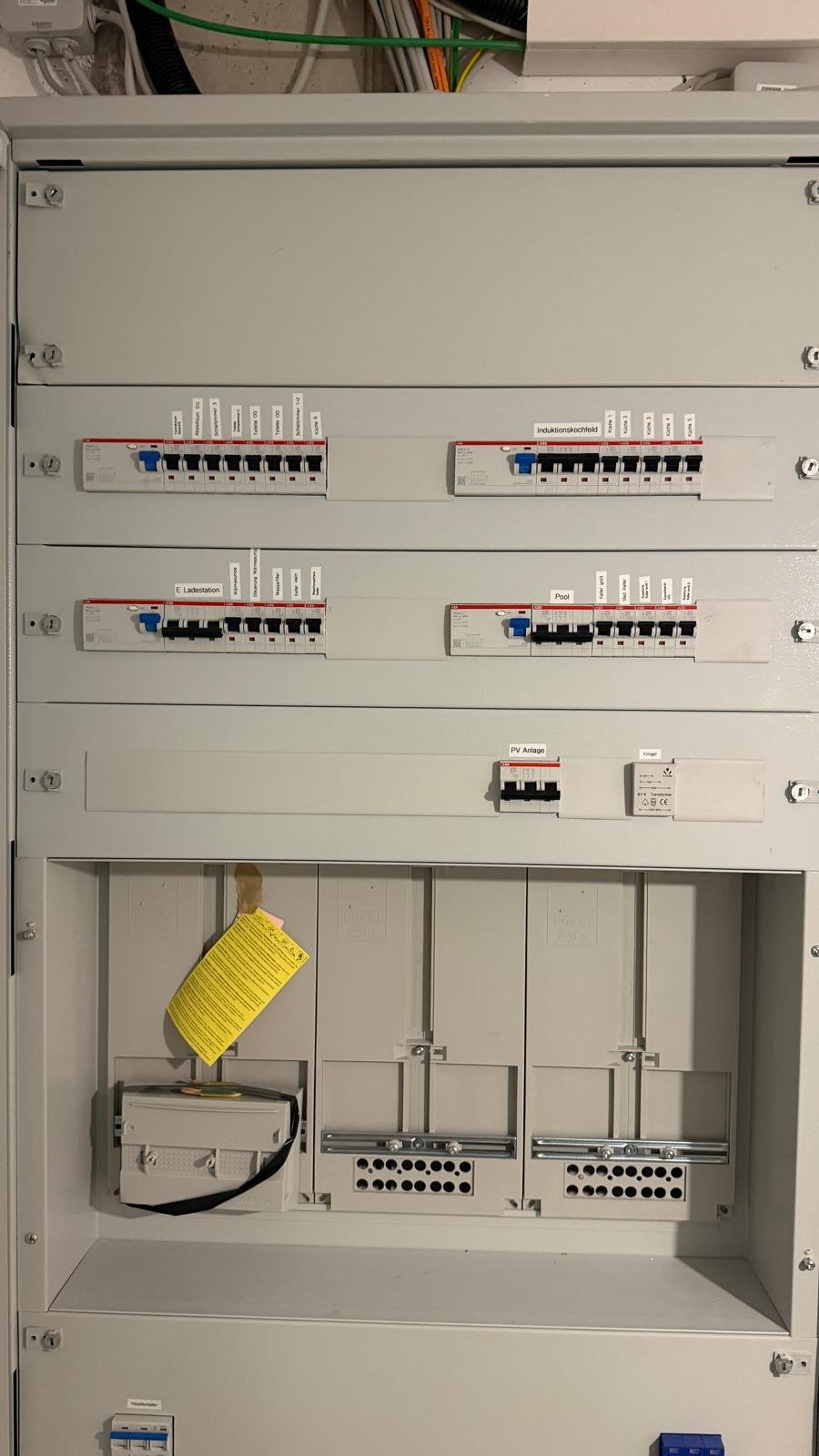 Fertig beschrifteter Verteiler nach einer Elektroinstallation von ELMETIC Fertig beschrifteter Verteiler nach einer Elektroinstallation von ELMETIC